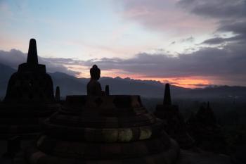 BOROBUDUR SUNSET SERENITY – DISCOVER JAVA’S TIMELESS BEAUTY-No guide in the car – No visit to Pawon and Mendut Temples